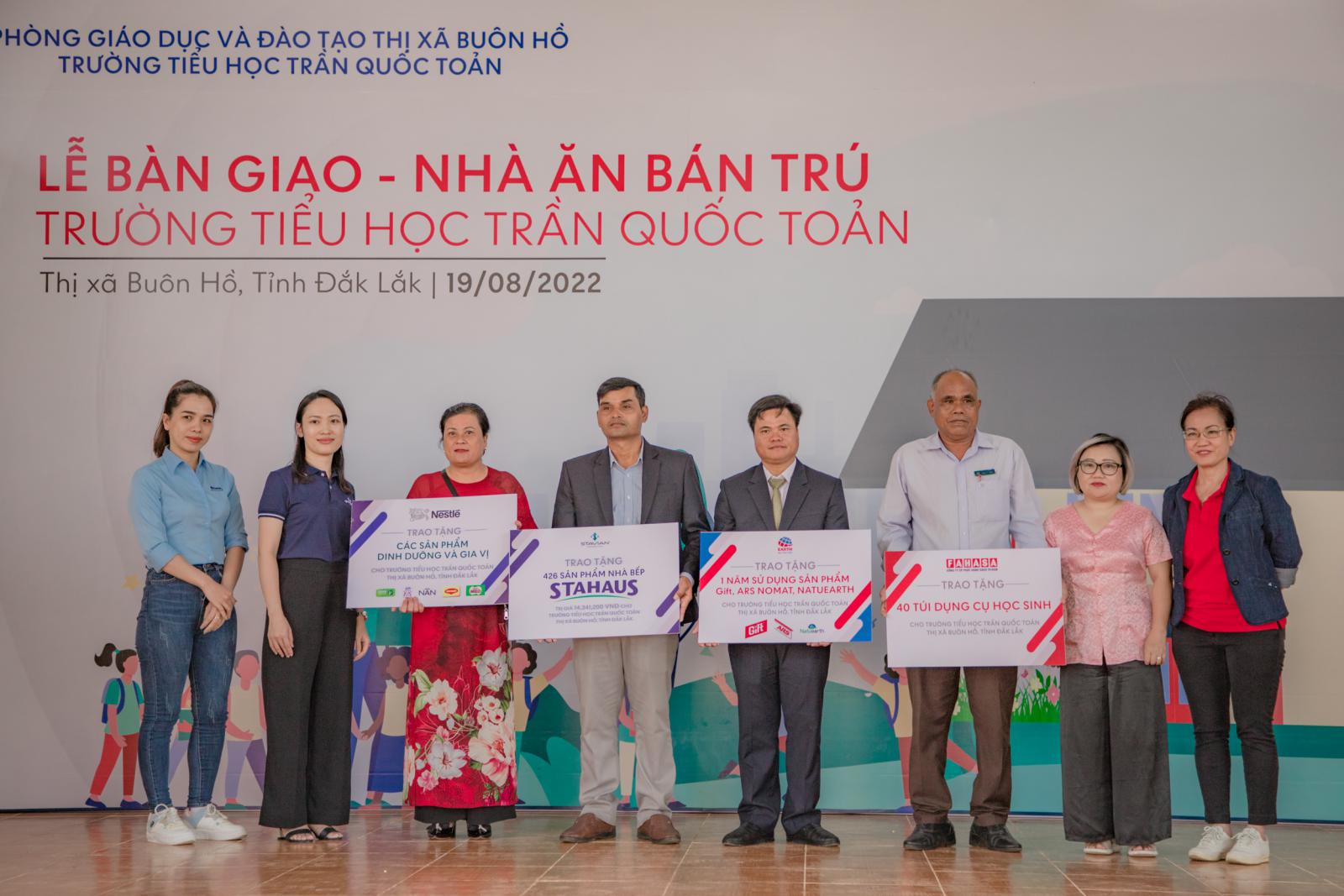Đại diện Công ty Cổ phần Stavian Phân phối đã trao tặng nhiều phần quà thương hiệu Stahaus cho công trình nhà ăn bán trú – Trường Tiểu học Trần Quốc Toản, thị xã Buôn Hồ, tỉnh Đắk Lắk